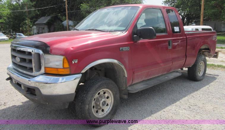 image for item I2098 2001 Ford F250 Super Duty XLT SuperCab pickup truck
