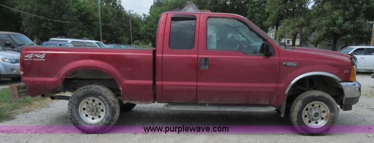 image for item I2098 2001 Ford F250 Super Duty XLT SuperCab pickup truck