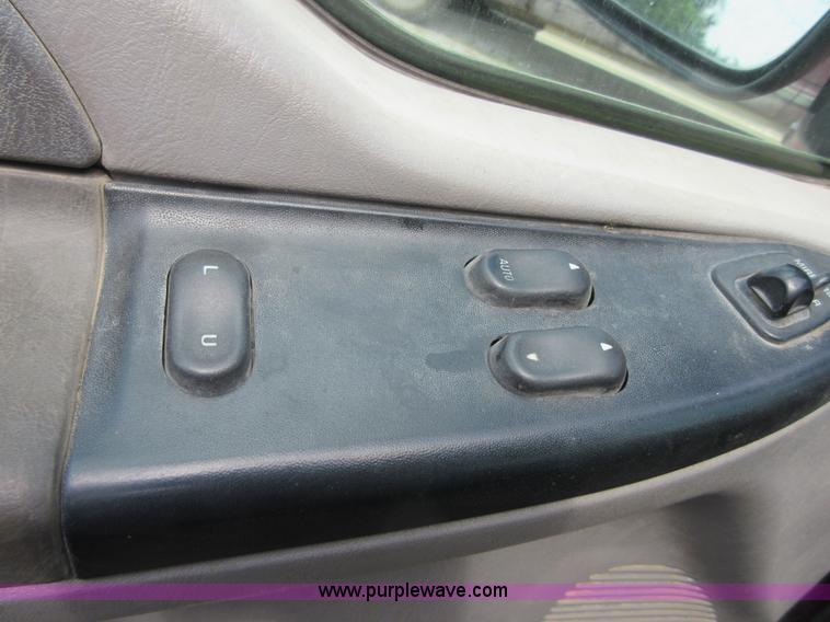 image for item I2098 2001 Ford F250 Super Duty XLT SuperCab pickup truck