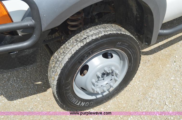 image for item I2822 2005 Ford F550 flatbed truck