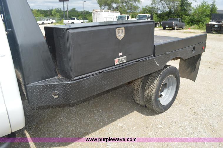 image for item I2822 2005 Ford F550 flatbed truck