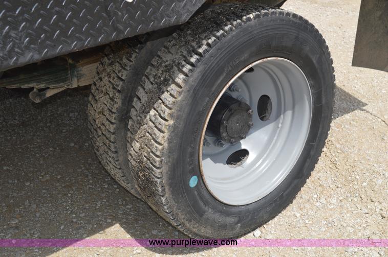 image for item I2822 2005 Ford F550 flatbed truck