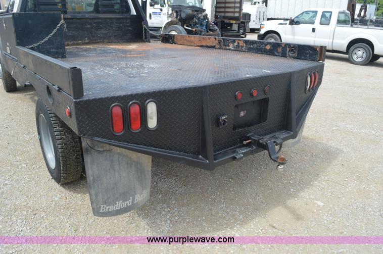 image for item I2822 2005 Ford F550 flatbed truck