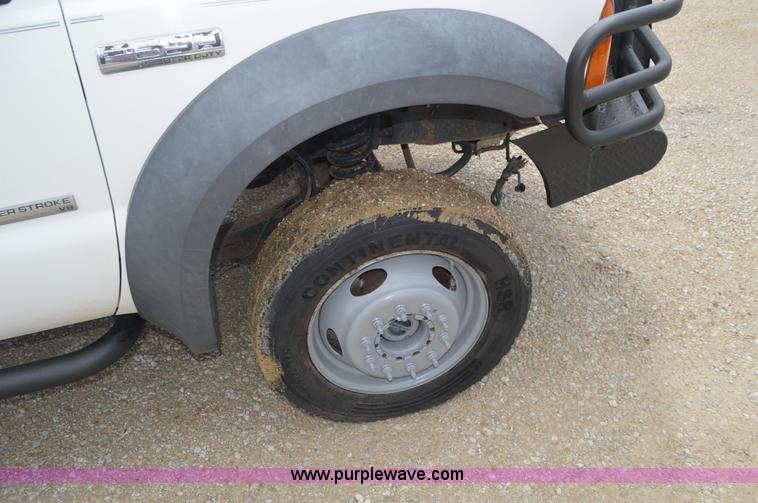 image for item I2822 2005 Ford F550 flatbed truck