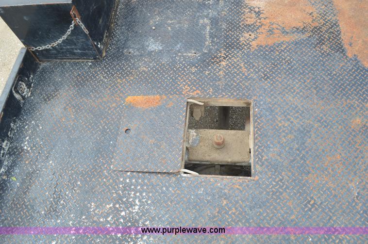 image for item I2822 2005 Ford F550 flatbed truck