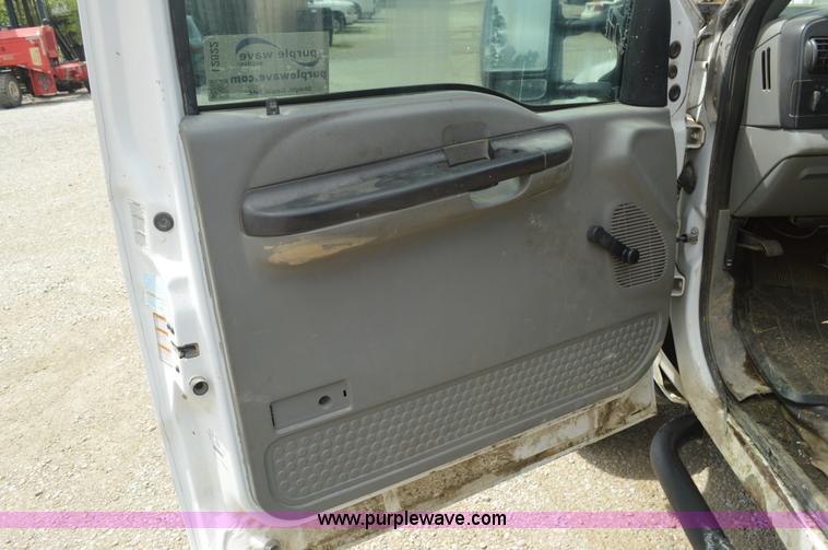 image for item I2822 2005 Ford F550 flatbed truck