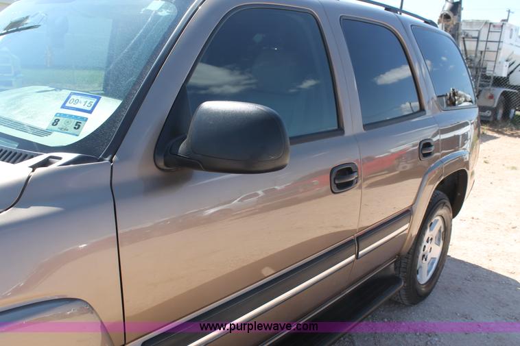 image for item J1463 2004 Chevrolet Tahoe SUV