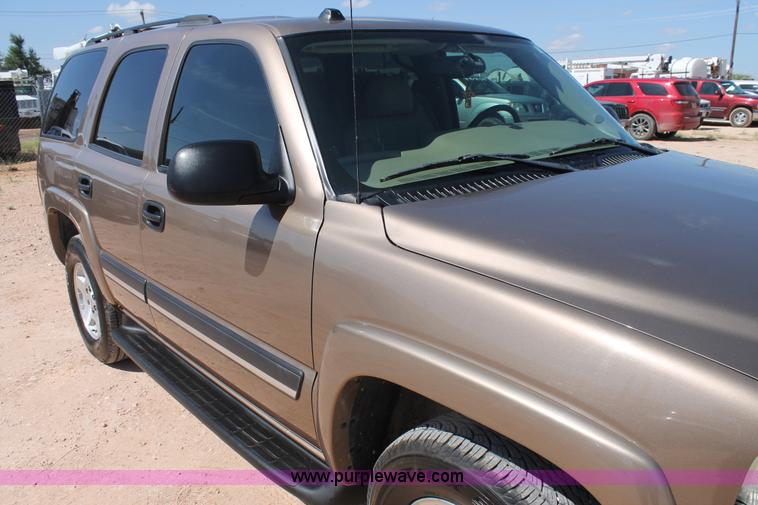 image for item J1463 2004 Chevrolet Tahoe SUV