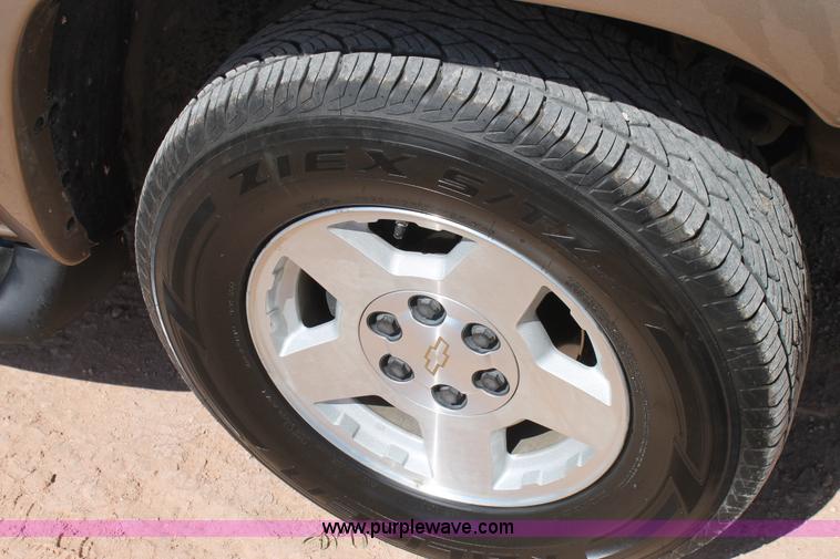 image for item J1463 2004 Chevrolet Tahoe SUV