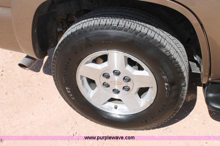 image for item J1463 2004 Chevrolet Tahoe SUV