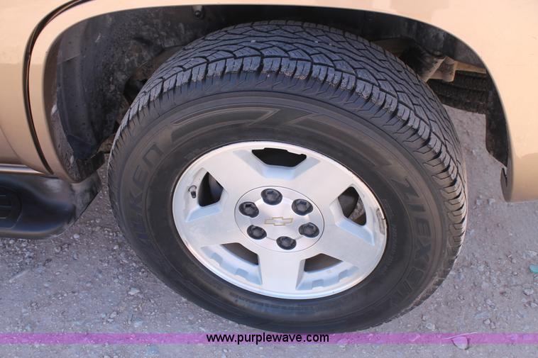 image for item J1463 2004 Chevrolet Tahoe SUV