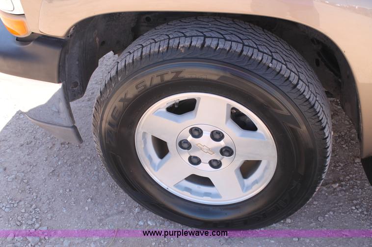 image for item J1463 2004 Chevrolet Tahoe SUV