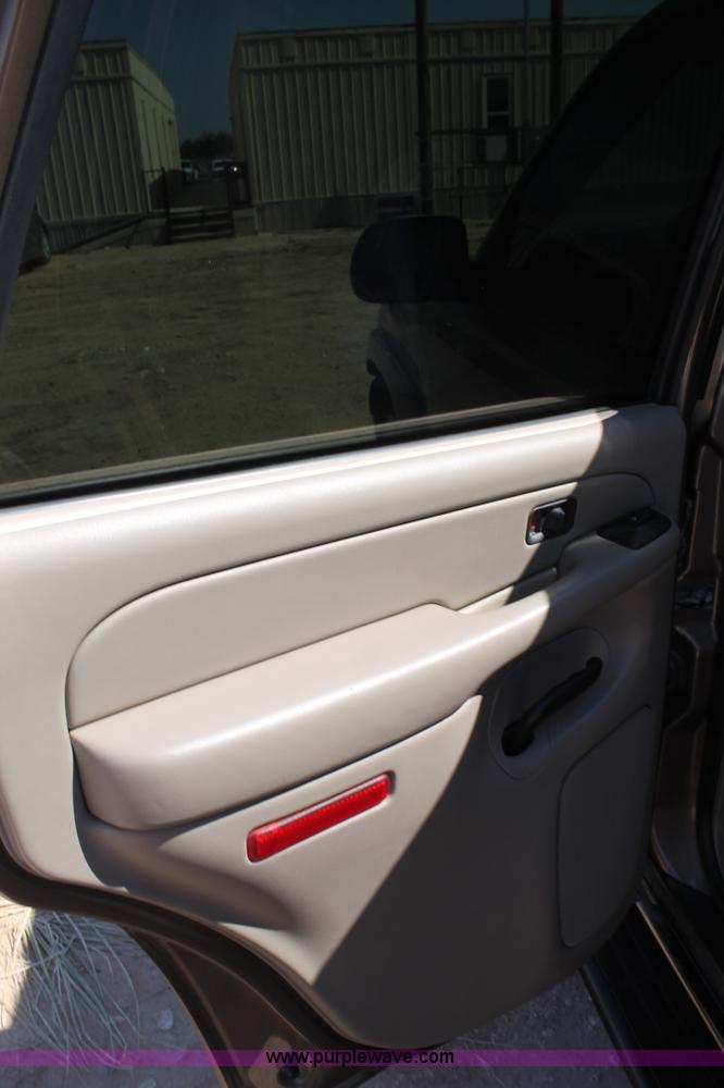 image for item J1463 2004 Chevrolet Tahoe SUV