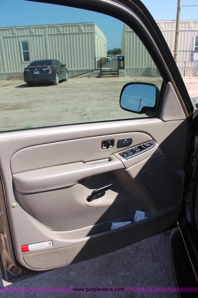 image for item J1463 2004 Chevrolet Tahoe SUV