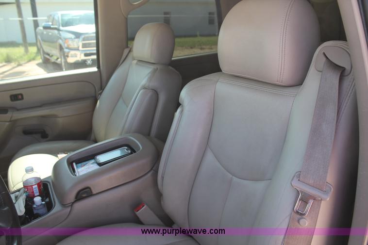 image for item J1463 2004 Chevrolet Tahoe SUV