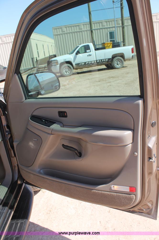 image for item J1463 2004 Chevrolet Tahoe SUV