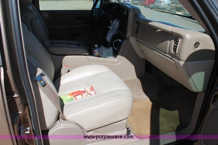 image for item J1463 2004 Chevrolet Tahoe SUV