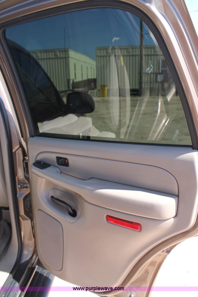 image for item J1463 2004 Chevrolet Tahoe SUV