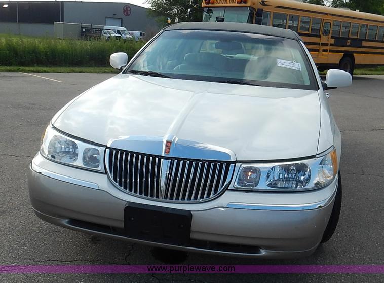 image for item J3781 2002 Lincoln Town Car Signature