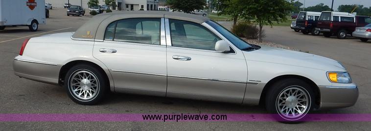 image for item J3781 2002 Lincoln Town Car Signature