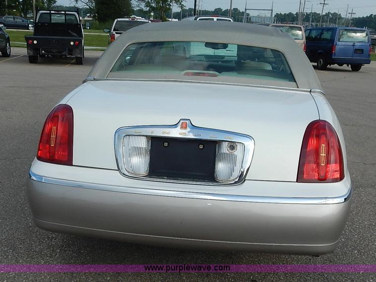 image for item J3781 2002 Lincoln Town Car Signature