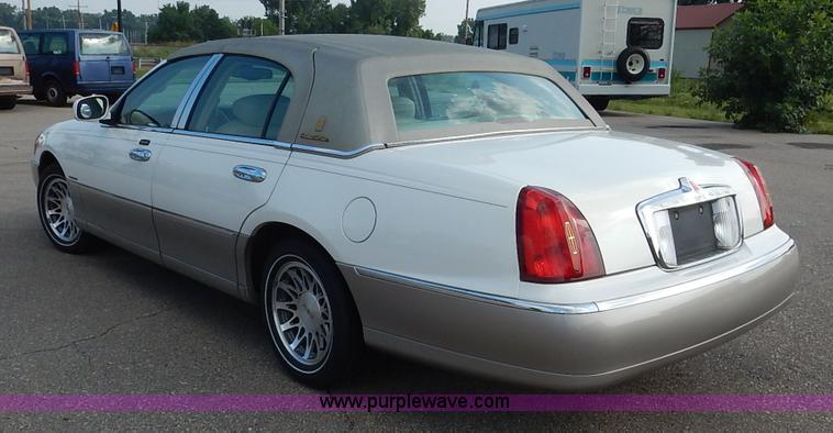 image for item J3781 2002 Lincoln Town Car Signature