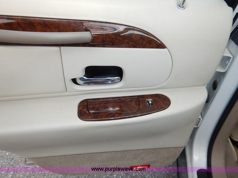 image for item J3781 2002 Lincoln Town Car Signature