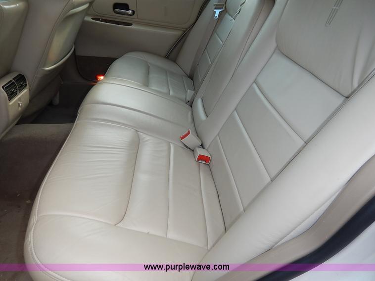 image for item J3781 2002 Lincoln Town Car Signature