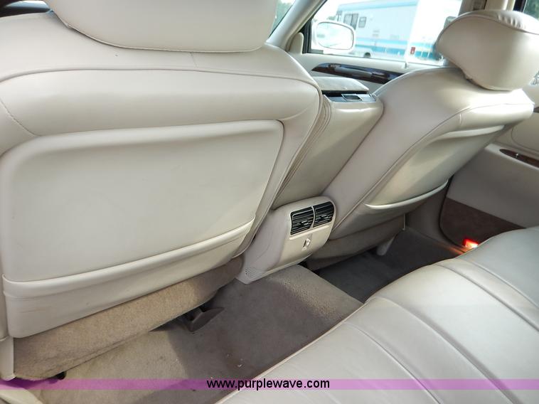 image for item J3781 2002 Lincoln Town Car Signature