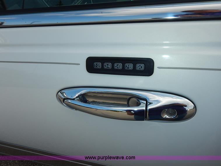 image for item J3781 2002 Lincoln Town Car Signature