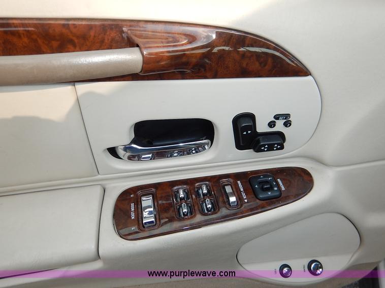 image for item J3781 2002 Lincoln Town Car Signature