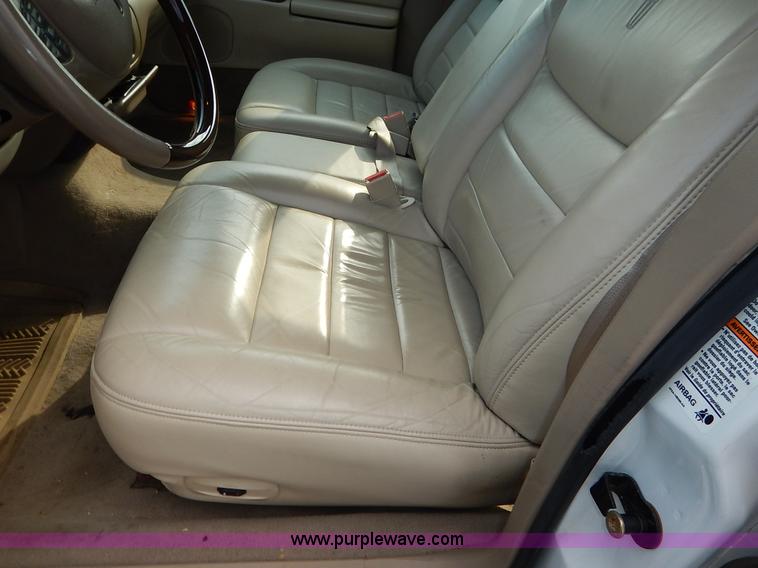 image for item J3781 2002 Lincoln Town Car Signature