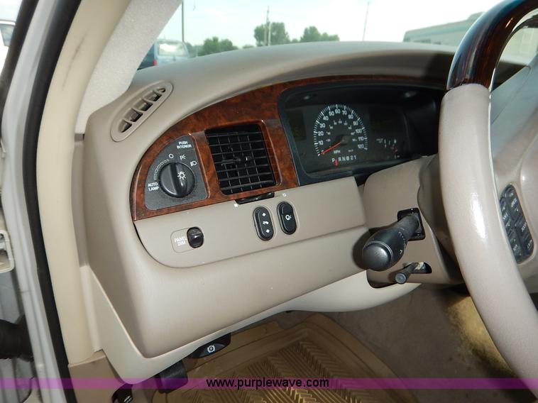 image for item J3781 2002 Lincoln Town Car Signature