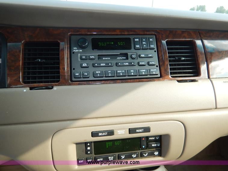 image for item J3781 2002 Lincoln Town Car Signature