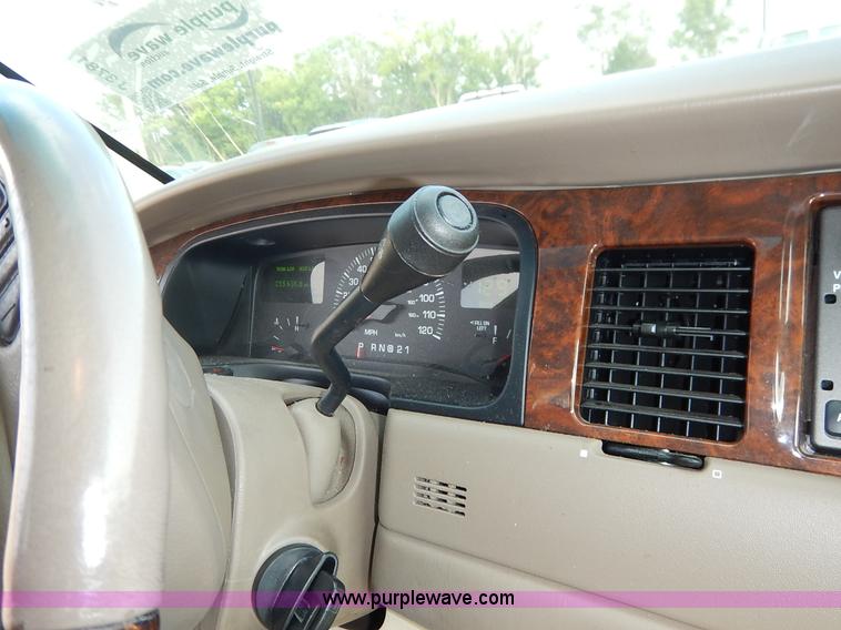 image for item J3781 2002 Lincoln Town Car Signature