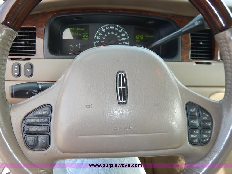 image for item J3781 2002 Lincoln Town Car Signature