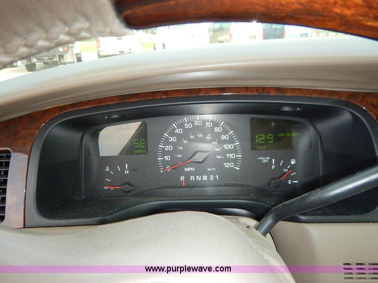 image for item J3781 2002 Lincoln Town Car Signature