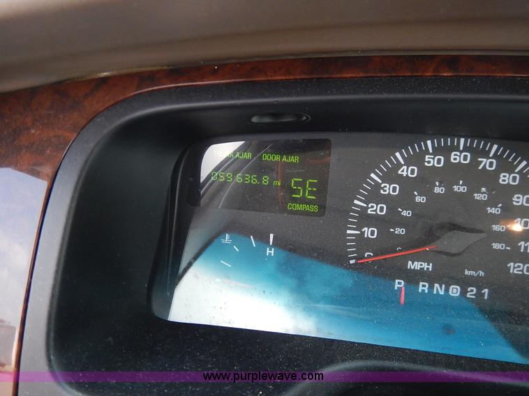 image for item J3781 2002 Lincoln Town Car Signature