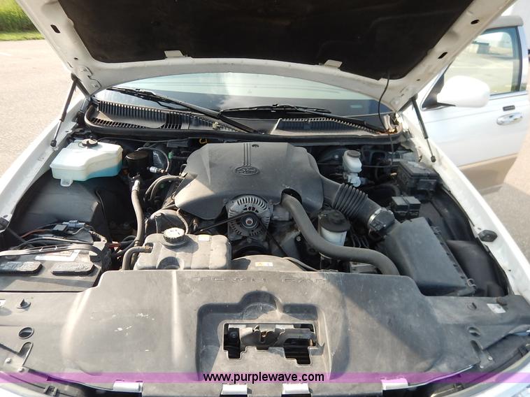 image for item J3781 2002 Lincoln Town Car Signature