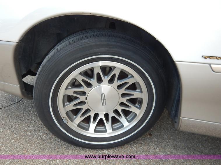 image for item J3781 2002 Lincoln Town Car Signature