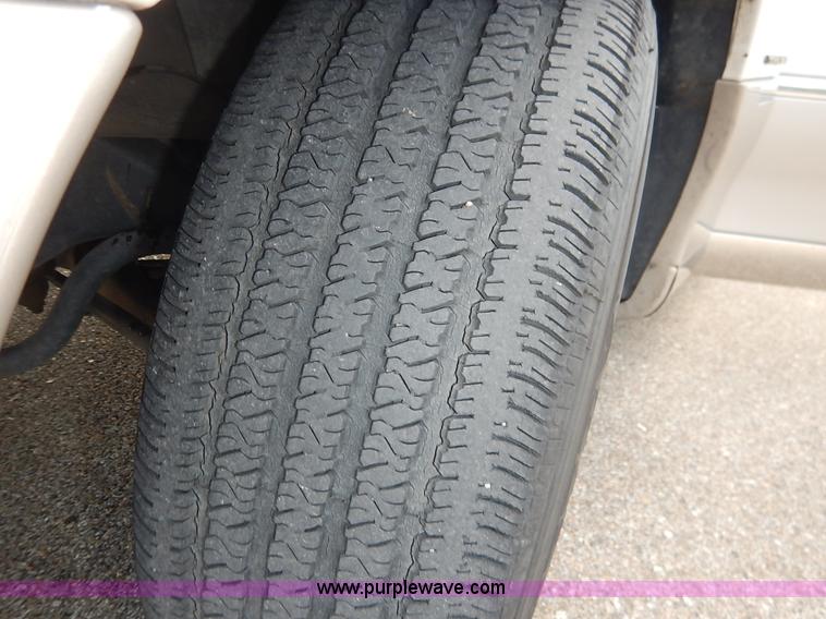 image for item J3781 2002 Lincoln Town Car Signature