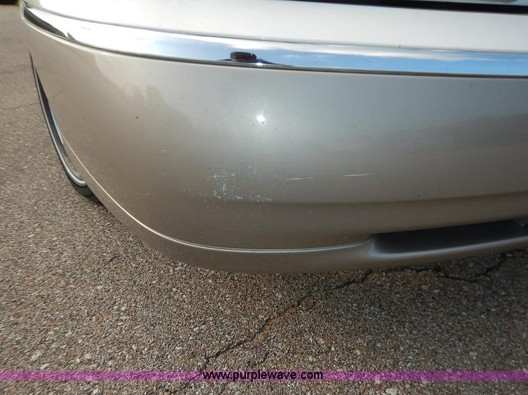 image for item J3781 2002 Lincoln Town Car Signature