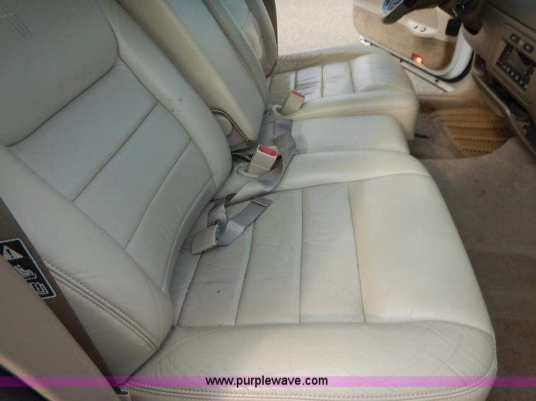 image for item J3781 2002 Lincoln Town Car Signature