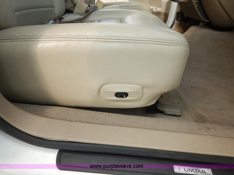 image for item J3781 2002 Lincoln Town Car Signature