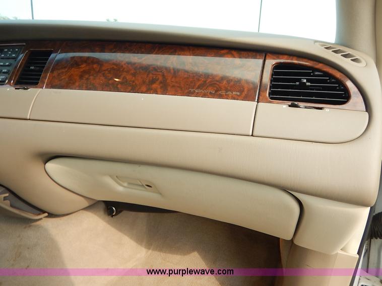 image for item J3781 2002 Lincoln Town Car Signature