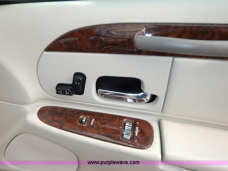image for item J3781 2002 Lincoln Town Car Signature