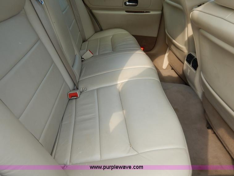 image for item J3781 2002 Lincoln Town Car Signature