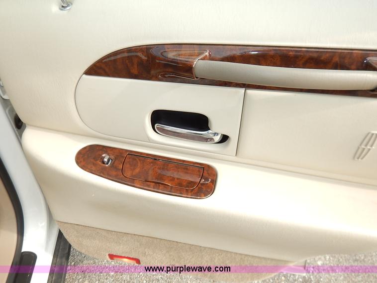 image for item J3781 2002 Lincoln Town Car Signature