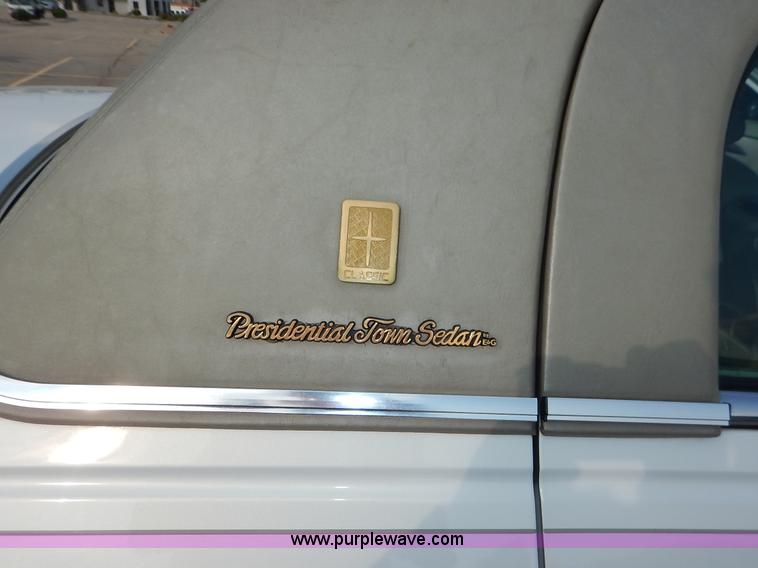 image for item J3781 2002 Lincoln Town Car Signature