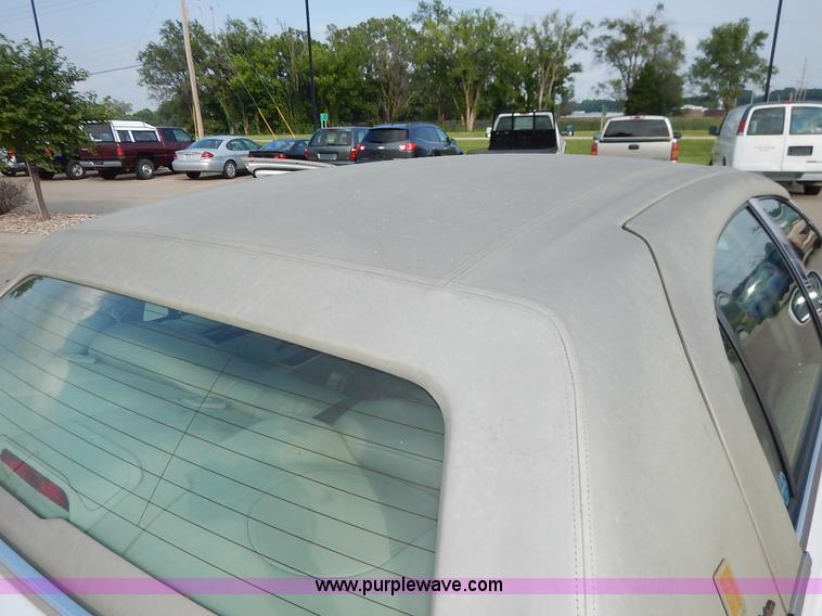 image for item J3781 2002 Lincoln Town Car Signature